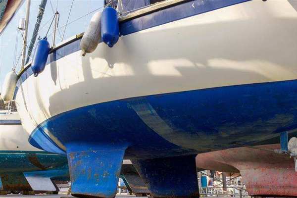 hull of boat with dirt on it 